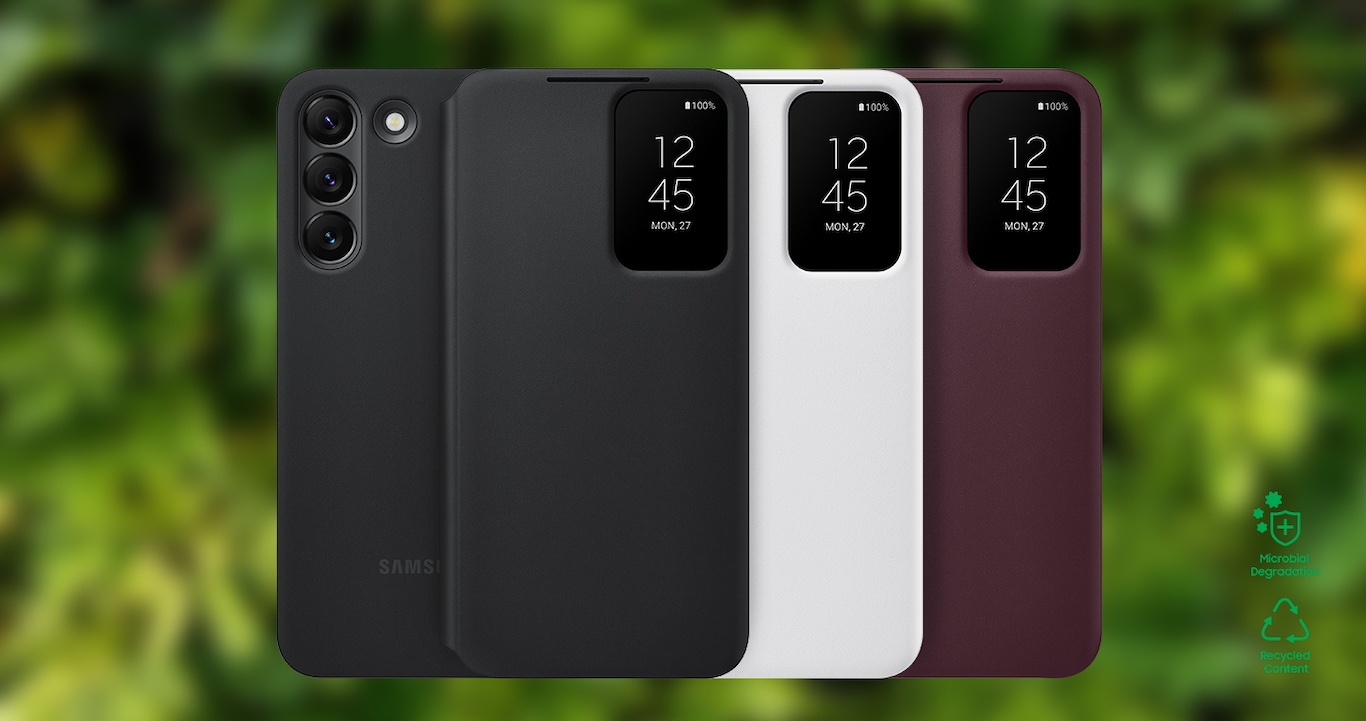 أربعة هواتف Galaxy S22 مع تغطية عرض Smart Clear مثبتة. يظهر هاتف واحد من الخلف ، ويتم رؤية الباقي من الأمام مع إغلاق غطاء العلبة. الثلاثة الذين ينظرون من الأمام لديهم ساعة رقمية تظهر على نافذة الغلاف.