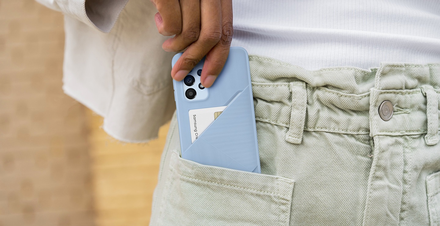 Le Galaxy A33 avec un couvercle de fente pour carte bleu arctique est glissé dans la poche d’un utilisateur. Une carte de crédit blanche est visible à l’intérieur de la fente pour carte de l’étui.