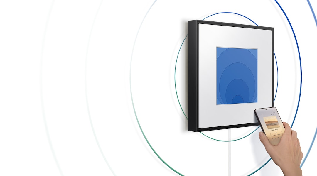 Una mano acerca el teléfono al Music Frame para activar Tap Sound