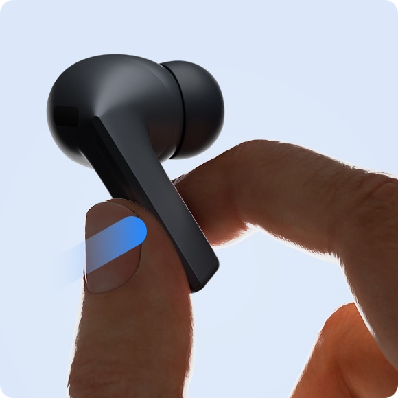 A finger pinches the Blade of a single, Black Galaxy Buds3 FE.