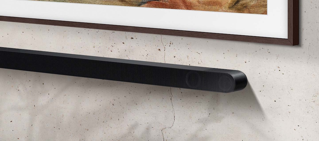 Barra de sonido Ultra Slim instalada en la pared bajo una TV