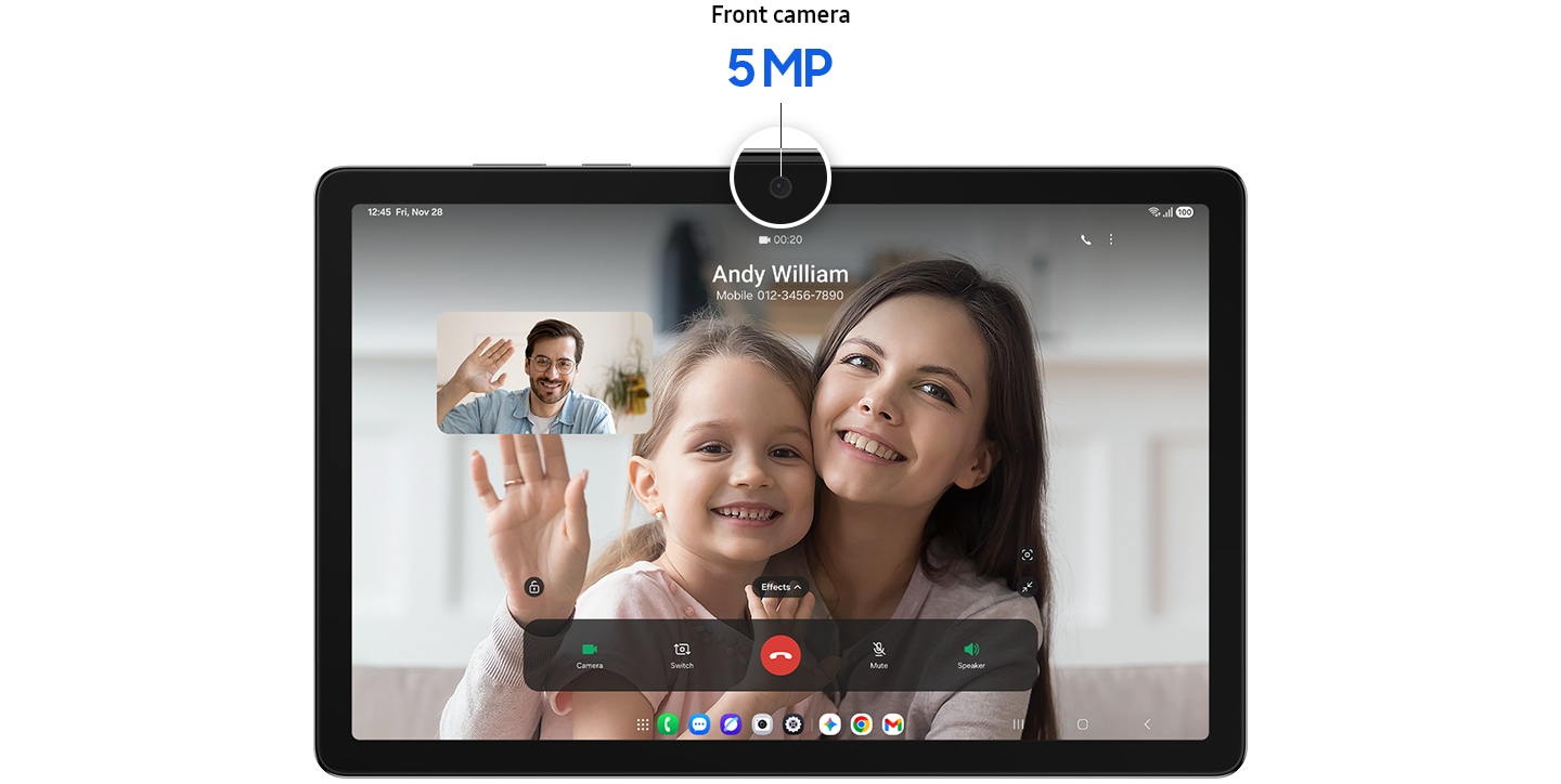 يتم وضع جهاز Galaxy Tab A11+ بشكل أفقي، ويعرض واجهة مكالمة فيديو نشطة. على الشاشة، تبتسم امرأة تعرف باسم 'آندي ويليام'. بجانبها، تظهر فتاة صغيرة تلوح بيدها. نافذة أصغر تظهر رجلا يرتدي نظارات، مما يوحي بأن عائلة تتواصل عبر مكالمة فيديو. الكاميرا الأمامية مكبرة، مع نص فوقها مكتوب عليه 'الكاميرا الأمامية 5 ميجابكسل'. القاعدة السفلية تعرض أيقونات التطبيقات على واجهة مكالمة الفيديو.
