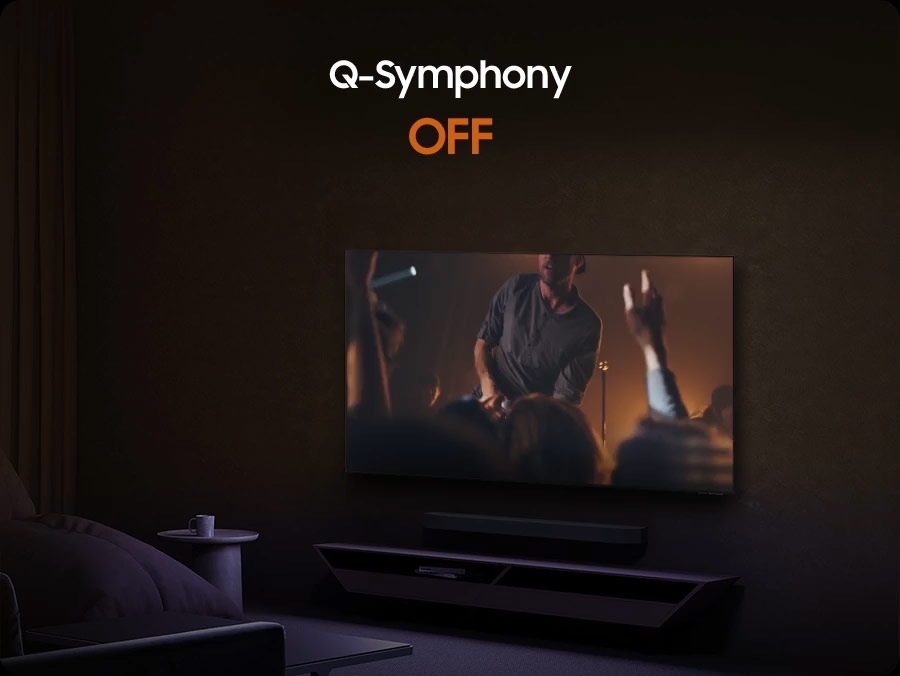 A TV shows a concert scene. When Q-Symphony is off, the soundbar under the TV plays audio by itself, giving off small sound waves. When Q-Symphony is on, the TV and soundbar play audio together, with both giving off large sound waves in sync.