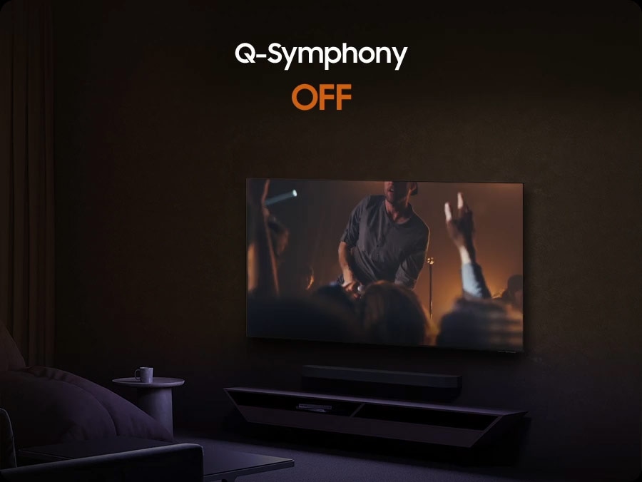 A TV shows a concert scene. When Q-Symphony is off, the soundbar under the TV plays audio by itself, giving off small sound waves. When Q-Symphony is on, the TV and soundbar play audio together, with both giving off large sound waves in sync.