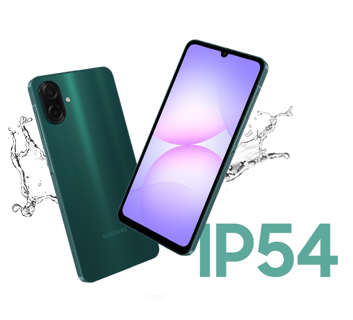 Deux appareils Galaxy A07s. L'un est présenté de dos, l'autre de face. Des éclaboussures d'eau à côté des appareils soulignent leur résistance à l'eau. En bas à droite figure la mention IP54.