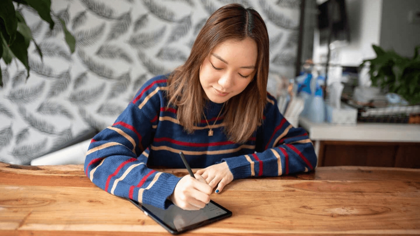 Bullet journal influencer Amanda Rach Lee uses the S Pen to write on a Galaxy Tab S6 Lite device.