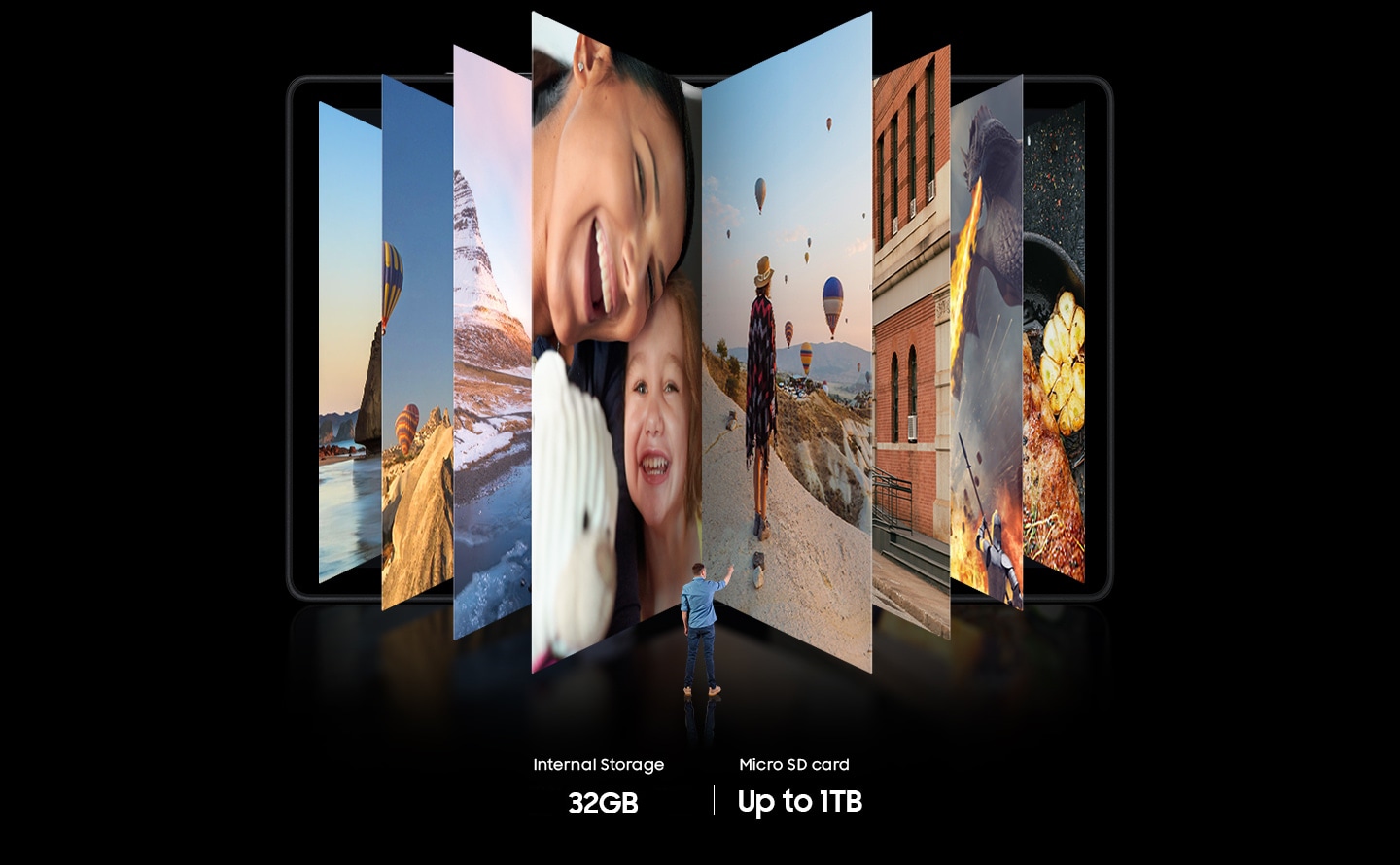 Un hombre hojea imágenes de gran tamaño de la galería de Galaxy Tab A7, lo que demuestra cuánto contenido se puede almacenar en el dispositivo.