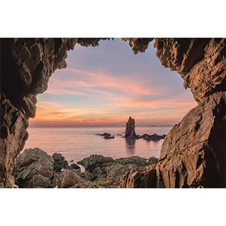 A sunset is on display from inside a cave. Quantum HDR and 100% Color Volume technology makes the sky look more colorful with various hues.