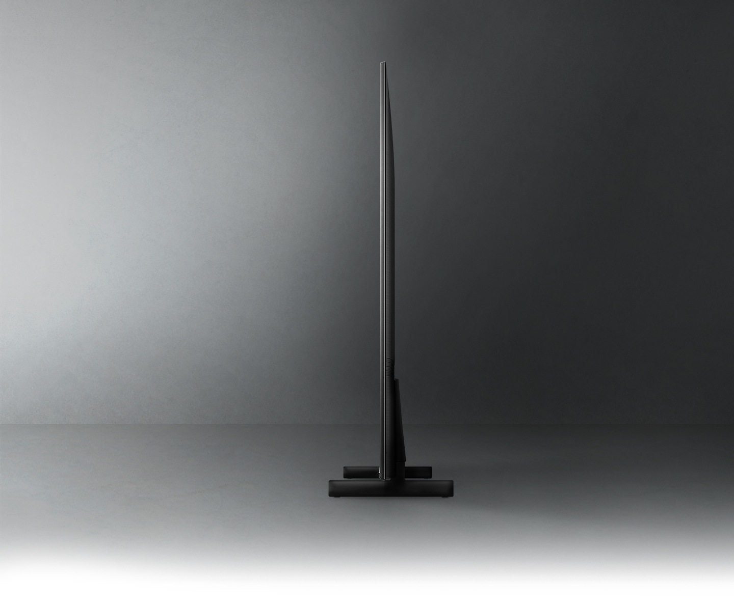 La vista di profilo di QLED TV mostra il design ultra sottile di QLED TV AirSlim.