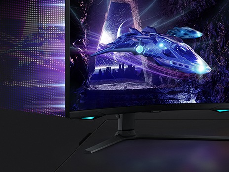 Pe ecranul monitorului care este pivotat spre dreapta, o nava racheta zboara spre camera cu lumina care emite din partea din fata a navei.