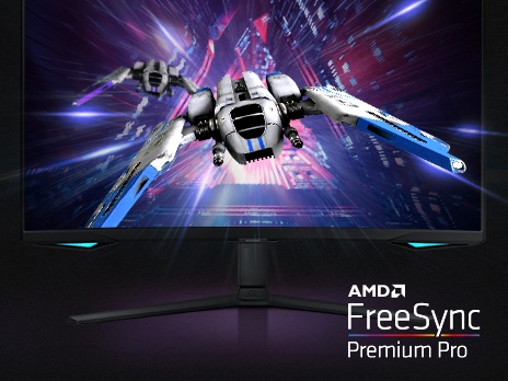 Pe afisajul monitorului, care este orientat in fata, o aeronava zboara spre camera cu o alta aeronava urmand-o in stanga ecranului.  Sub suportul monitorului se afla o sigla care demonstreaza AMD FreeSync Premium Pro.