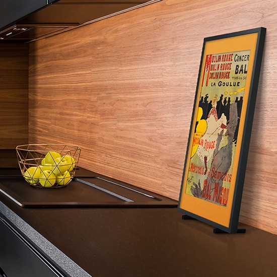 Khung được gắn trên giá đỡ thẳng đứng trên bàn.