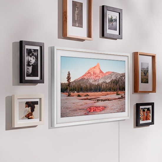 Khung được treo trên tường thông qua Giá treo tường Slim Fit để trông giống như một khung tranh thực sự.
