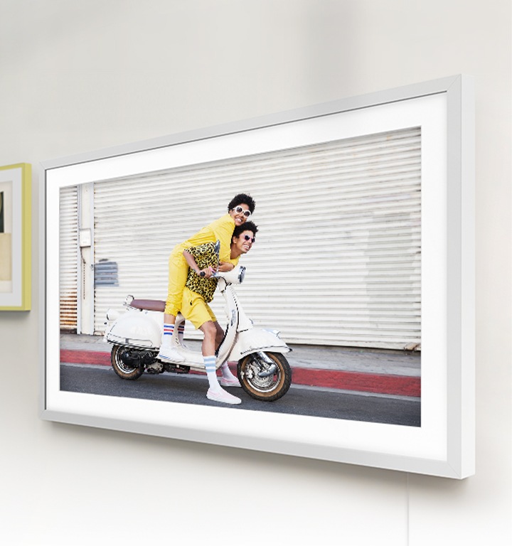 The Frame được treo trên tường cùng với các khung ảnh khác khiến The Frame giống như một bức ảnh treo trên tường.
