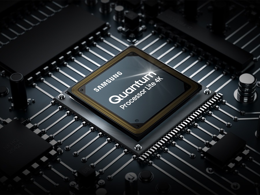 Прикажан е процесорскиот чип на QLED TV. Логото на Samsung како и логото Quantum Processor Lite 4K може да се видат на врвот.