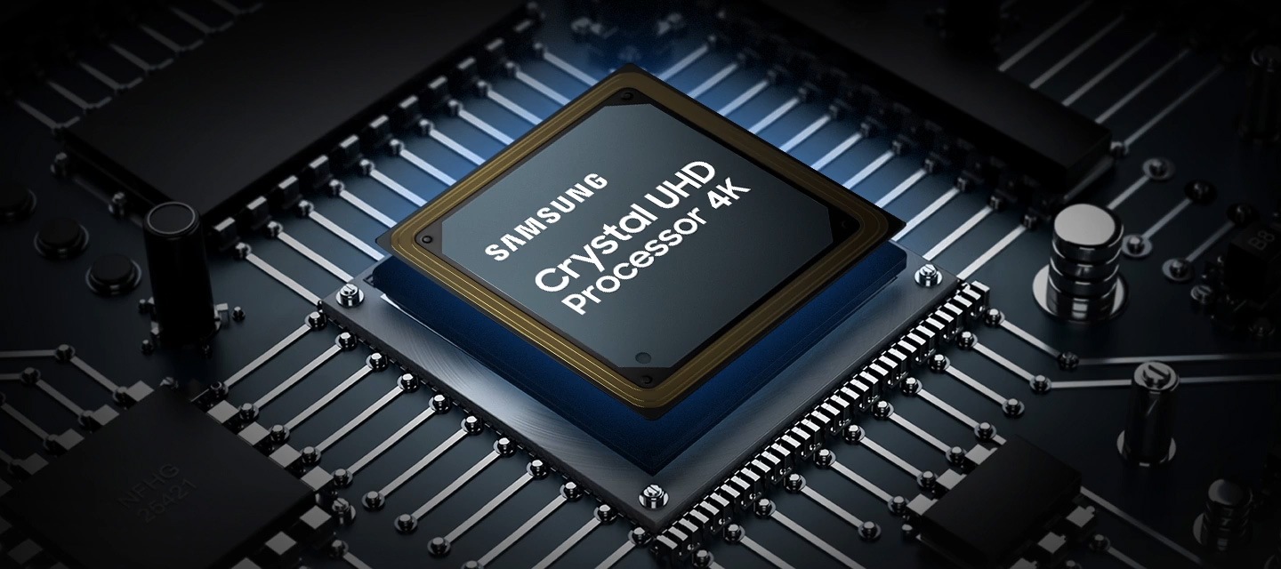 שבב 4K של מעבד Samsung Crystal UHD מונח על לוח האם של הטלוויזיה עם קווי חשמל זוהרים.
