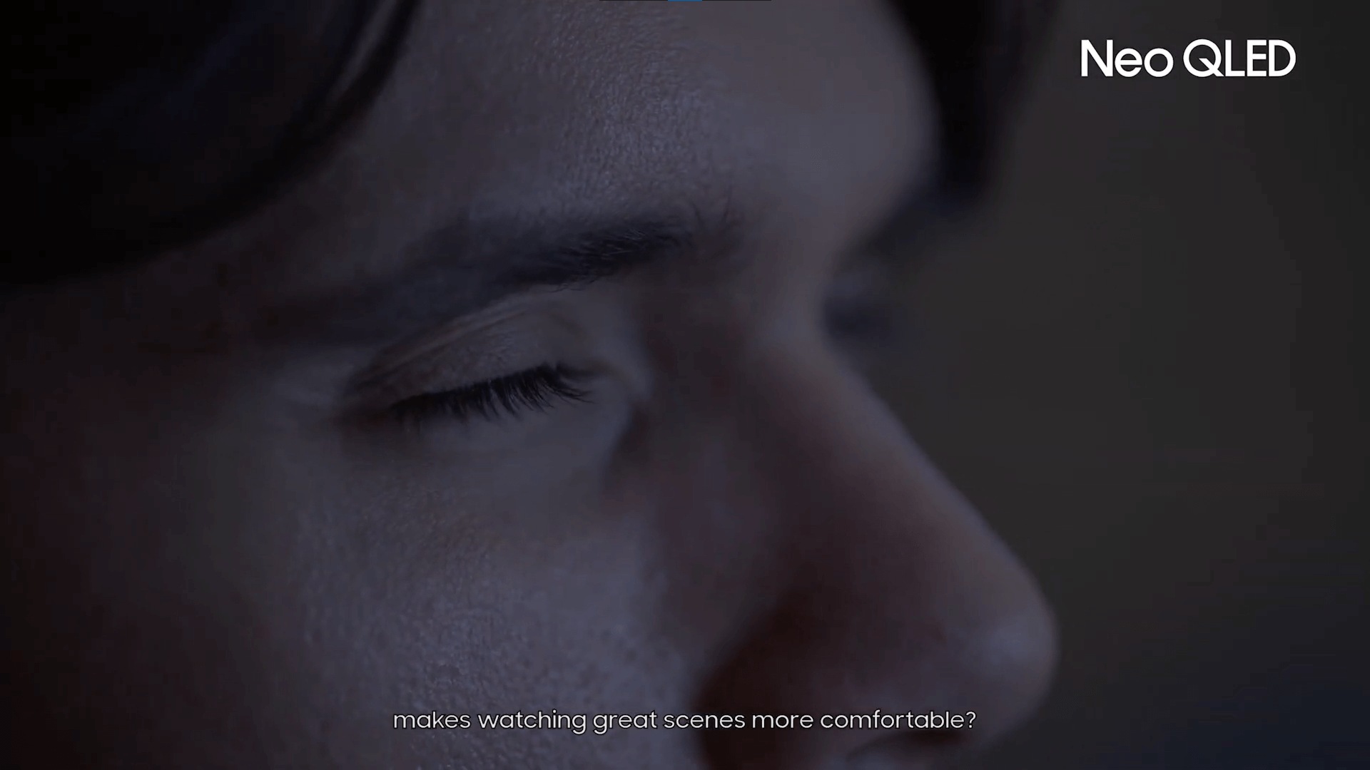 The screen of a Neo QLED TV is split in half with the left side adjusted for daytime watching and right side adjusted for nighttime watching. 