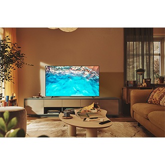 Crystal UHD BU8000 прикажува слика со динамични кристални бои во дневната соба