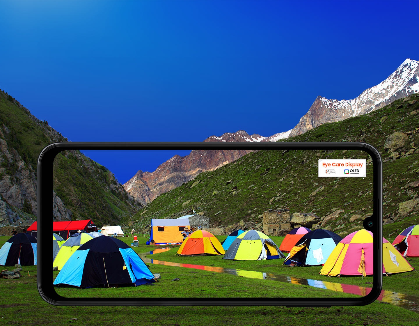 Se muestra Galaxy A24 con un fondo de valle de montaña y un paisaje superpuesto en su pantalla. En la esquina superior derecha de la pantalla, hay un logotipo de certificación Eye Care Display. Rendimiento de SGS probado. OLED proporcionado por Samsung.