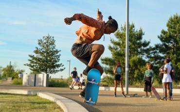 Una mujer en una cueva de playa
