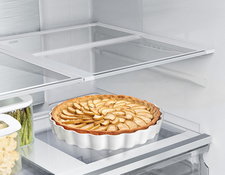 There is an arrow indicating that the shelf of the RF6500C slides half the width inside the refrigerator. Therefore, you can store not only cakes, but also tall bottles on the shelf.