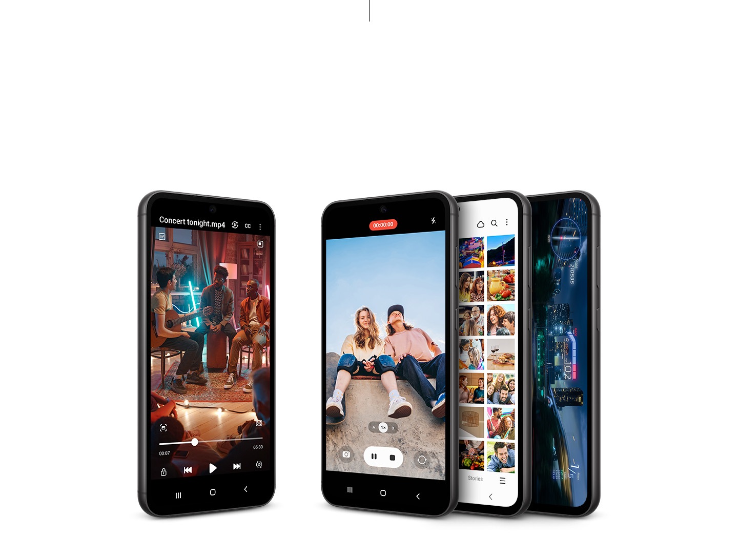 Cuatro dispositivos Galaxy S23 FE en posición vertical mostrando su parte frontal. Todos ellos tienen sus pantallas encendidas mostrando un vídeo o una foto que se está tomando, una galería de fotos o un videojuego que se está jugando.