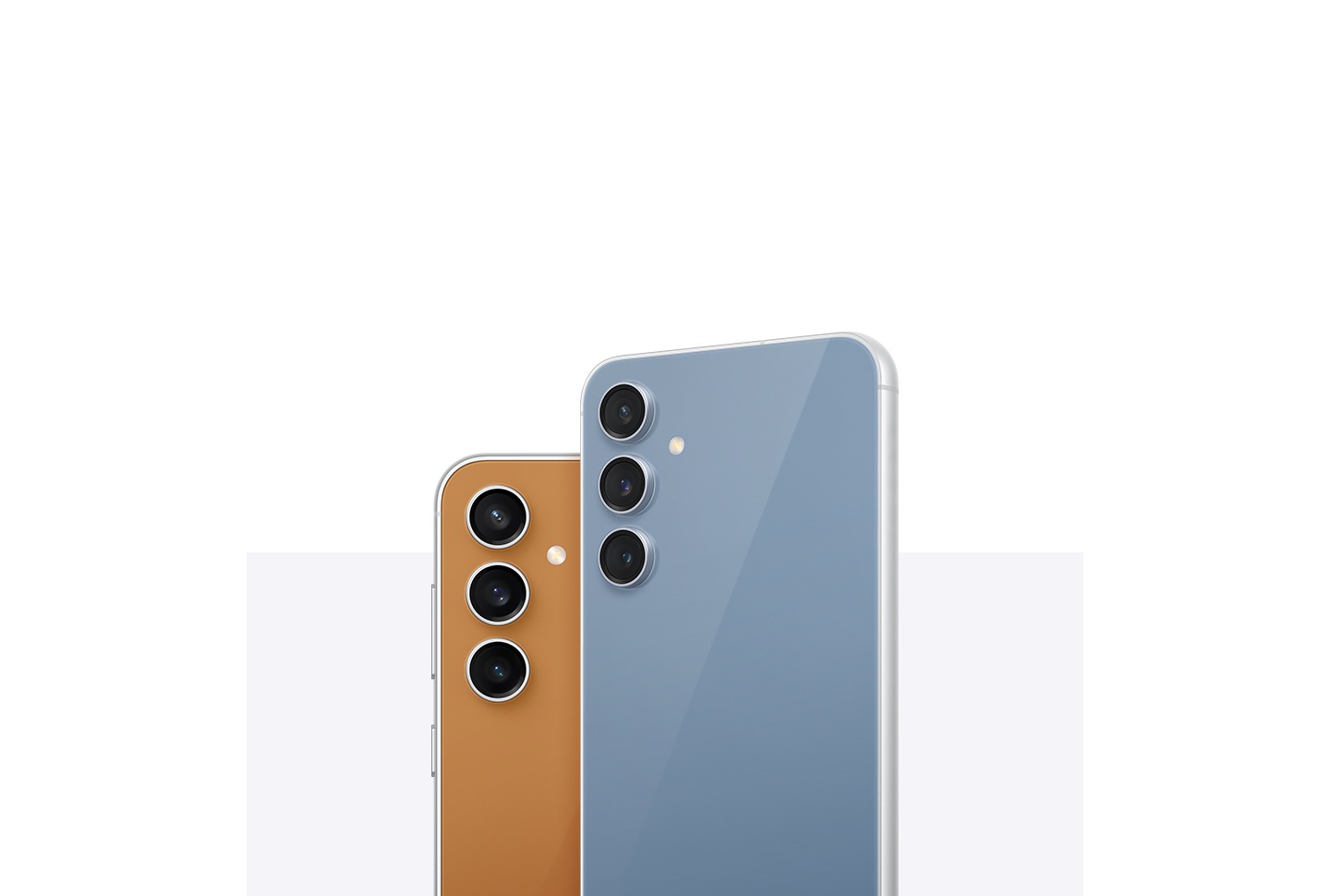 Dos dispositivos Galaxy S23 FE. Uno en color Indigo, de pie y visto desde la parte trasera frente al otro en color Mandarina.
