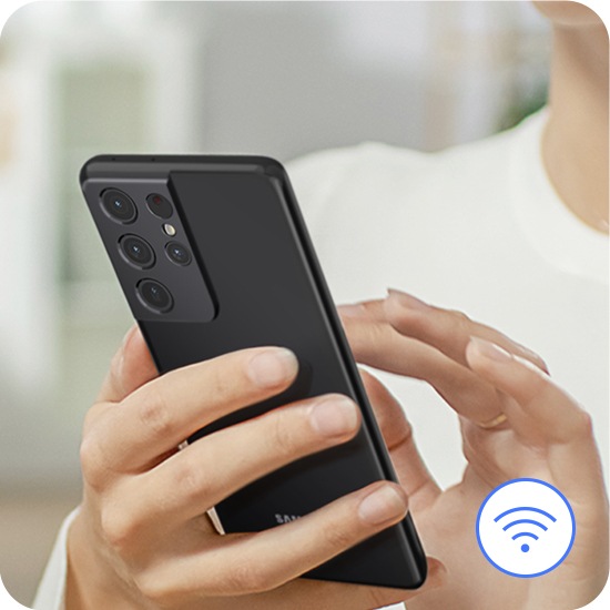 A person manages the refrigerator remotely through a smartphone and Wi-Fi.