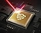 Se muestra un microchip dorado que parece estar encapsulado en cristal. En el centro del microchip aparece el logo de Samsung Knox Vault y un rayo láser rojo que rebota en la cubierta de cristal. 