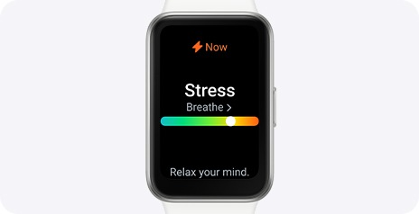 Se muestra un Galaxy Fit3 con la función de medición del nivel de estrés abierta, mostrando el nivel de estrés actual y el ejercicio de respiración en pantalla.