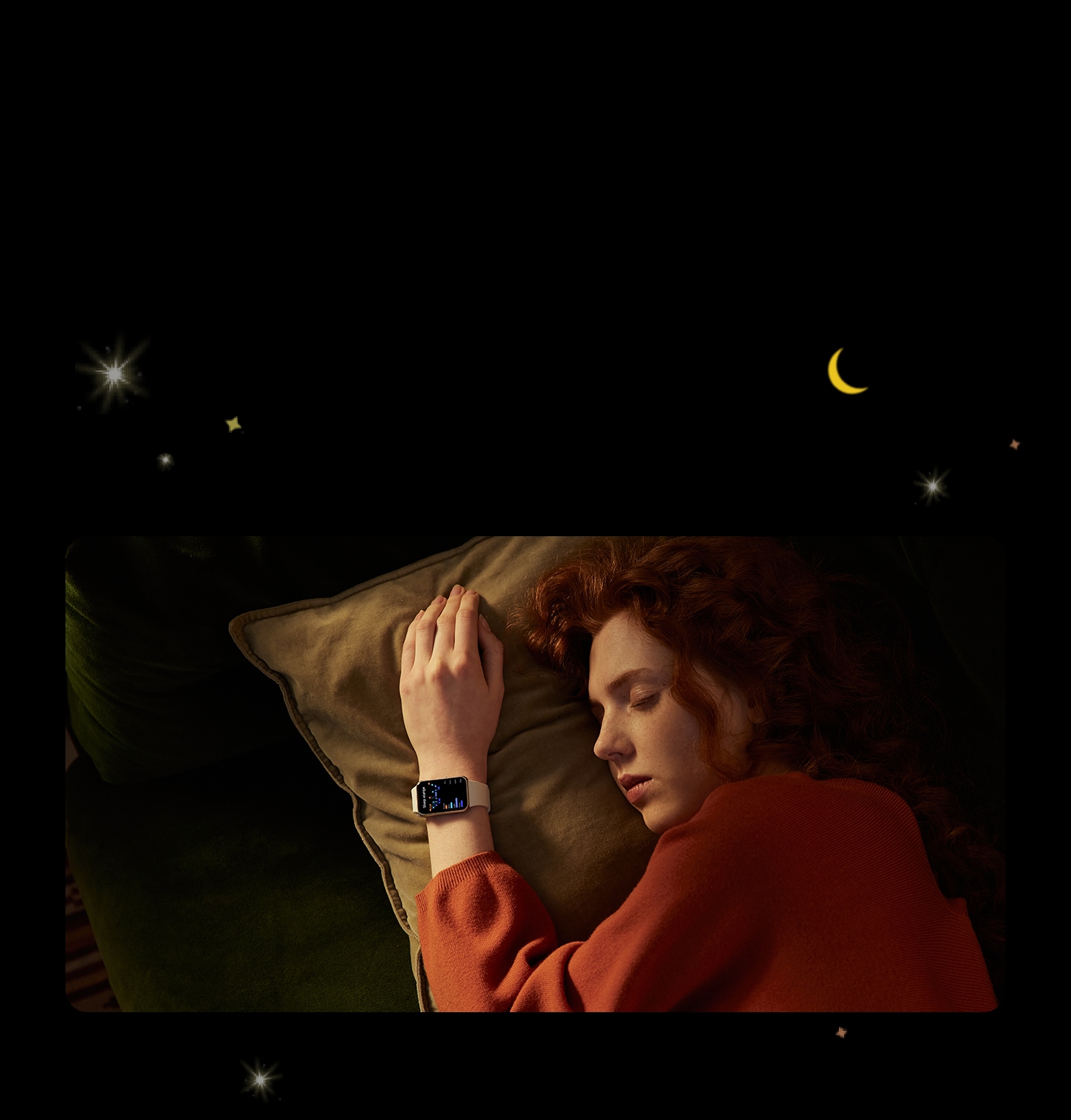 Se muestra a una mujer recostada en un sofá con el Galaxy Fit3 en la muñeca.