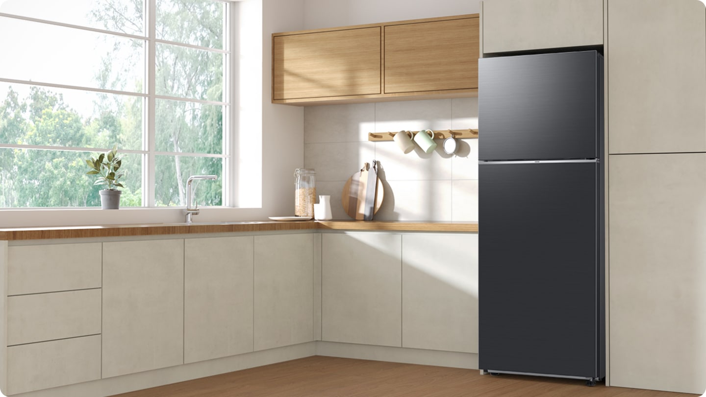 El elegante exterior del frigorífico le da un aspecto limpio a la cocina moderna, con un acabado plano.