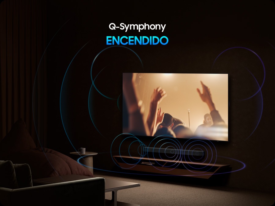 Un televisor muestra una escena de concierto. Cuando Q-Symphony está desactivado, la barra de sonido debajo del televisor reproduce el audio por sí sola, emitiendo pequeñas ondas sonoras. Cuando Q-Symphony está activado, el televisor y la barra de sonido reproducen el audio juntos, emitiendo grandes ondas sonoras sincronizadas.