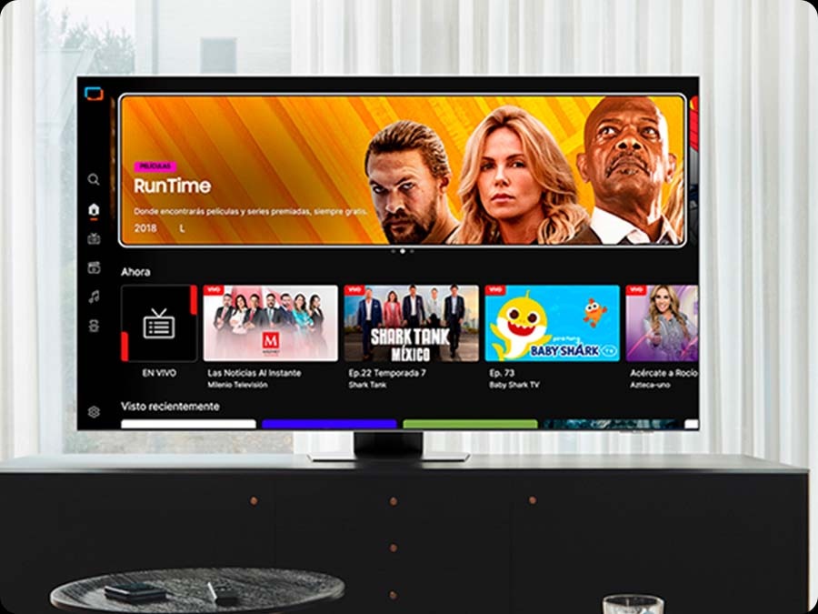 El televisor en una sala de estar muestra la pantalla de inicio de Samsung TV Plus y los diversos canales de televisión disponibles con él.
