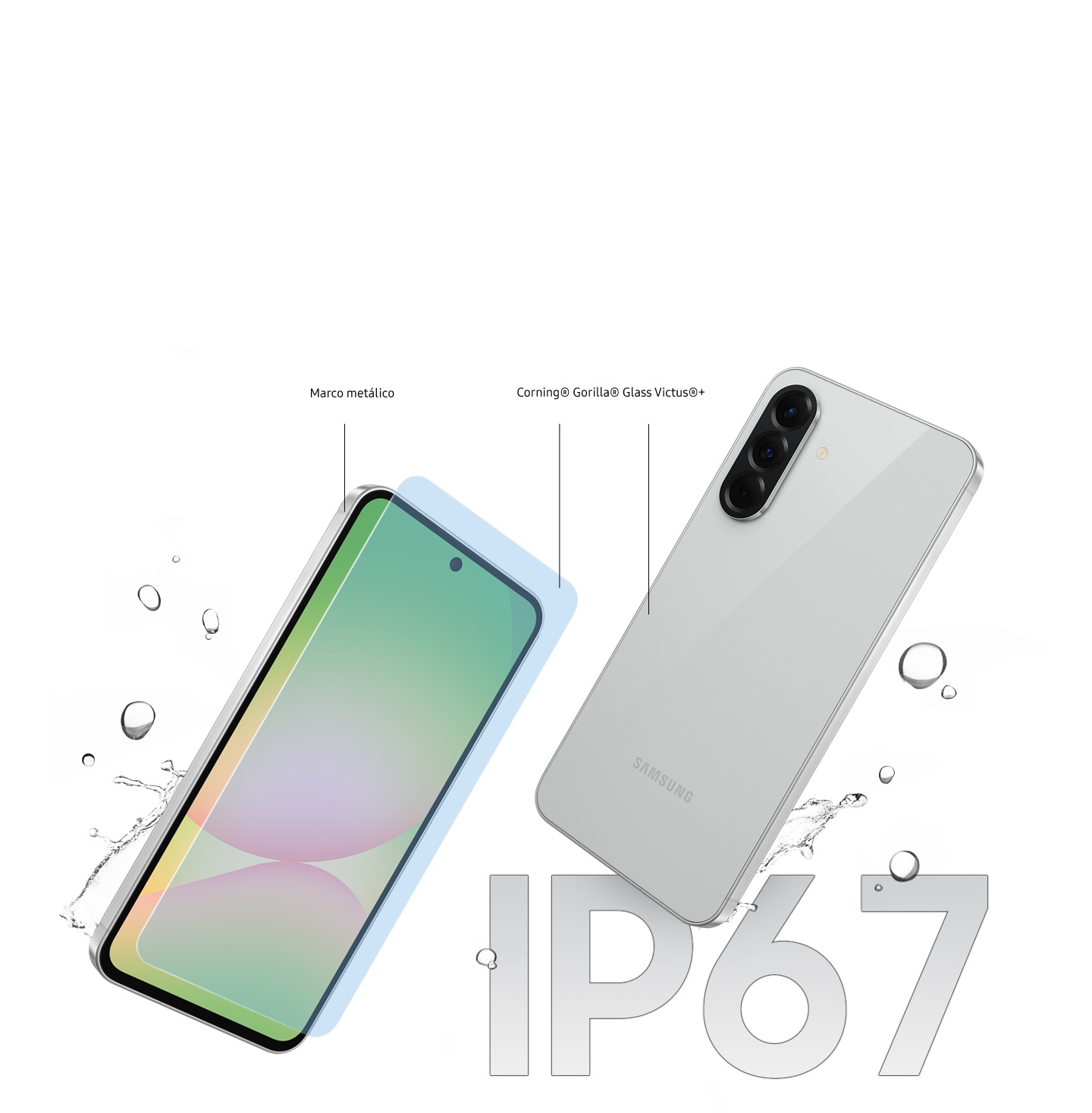 Se pueden ver dos dispositivos Galaxy A56 5G. El de la izquierda se ve en una vista frontal ligeramente inclinada. Se aprecia el texto "Metal Frame" y una capa de vidrio delante de la pantalla. Entre el vidrio frontal y el posterior se aprecia el texto "Corning registered Gorilla Glass Victus registered plus". El dispositivo de la derecha se ve en una vista trasera ligeramente inclinada. Al fondo, se aprecian salpicaduras de agua que indican su resistencia con certificación IP67.