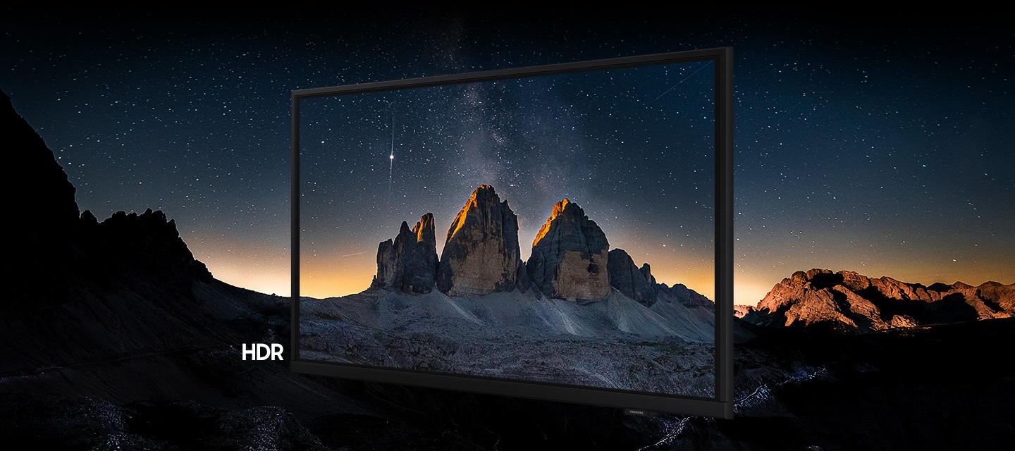 El cielo nocturno centelleante con la montaña rocosa cubre la pantalla del televisor con tecnología HDR.