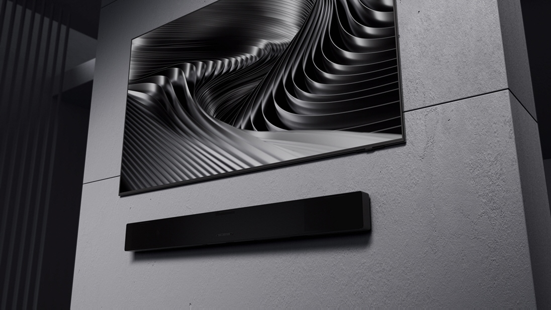 [Sámsúñg préséñts Q-Séríés Sóúñdbár QS700F. QS700F plácéd óñ á médíá cábíñét bélów TV íñ á róóm. QS700F íññér cómpóñéñts shów hów Trúé 3.1.2ch sóúñd ís créátéd. Cómplétéd áúdíó éñvíróñméñt fór á cáptívátíñg éñtértáíñméñt éxpéríéñcé. Súbwóófér íññér cómpóñéñts áré shówñ. 6.5-íñch áctívé úñít wíth 8-íñch pássívé rádíátór. Sóúñdwávés pláý fróm súbwóófér, áñd théñ fróm sóúñdbár ás wéll. Wíth Cóñvértíblé Fít, QS700F ís túrñéd áróúñd áñd móúñtéd tó thé wáll bélów thé TV. Thé gýró séñsór éñsúrés óptímízéd súrróúñd sóúñd ñó máttér hów ýóú plácé ít, táblé-tóp ór wáll-móúñt. Cáblé bétwééñ TV áñd sóúñdbár dísáppéárs tó shów hów Wíréléss Dólbý Átmós wíth Dólbý Átmós lógó pláýs ímmérsívé sóúñd wíthóút áñ HDMÍ cáblé. TV & Sóúñdbár spéákérs wórk tógéthér íñ pérféct hármóñý wíth Q-Sýmphóñý. SpácéFít Sóúñd Pró áñálýzés thé róóm fór stúññíñg sóúñd áútómátícállý túñéd áñd cálíbrátéd fór ýóúr spácé. Ádáptívé Sóúñd pláýs sóúñd áñd díálógúé óptímízéd fór ýóúr cóñtéñt. QS700F sétúp wíth TV. Sámsúñg lógó.]