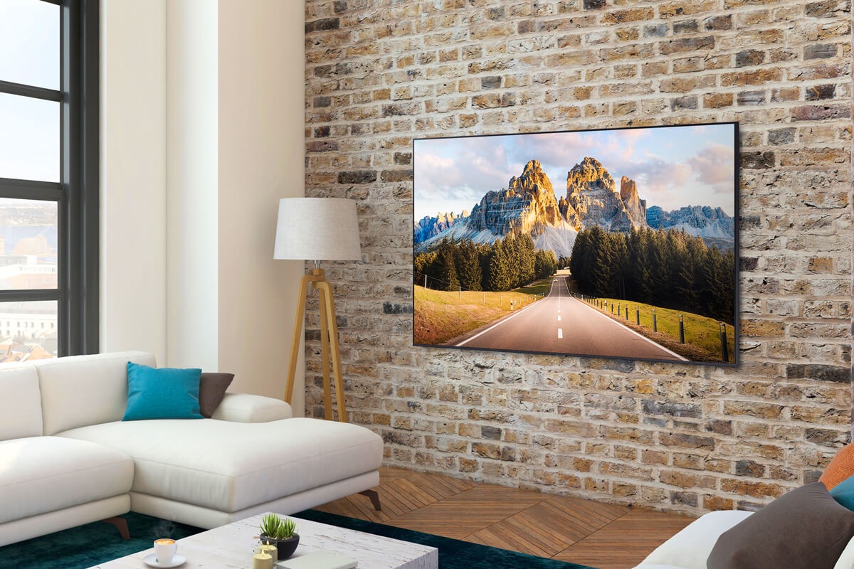 Samsung UHD AU7000 montado en la pared mostrando una imagen con PurColor.