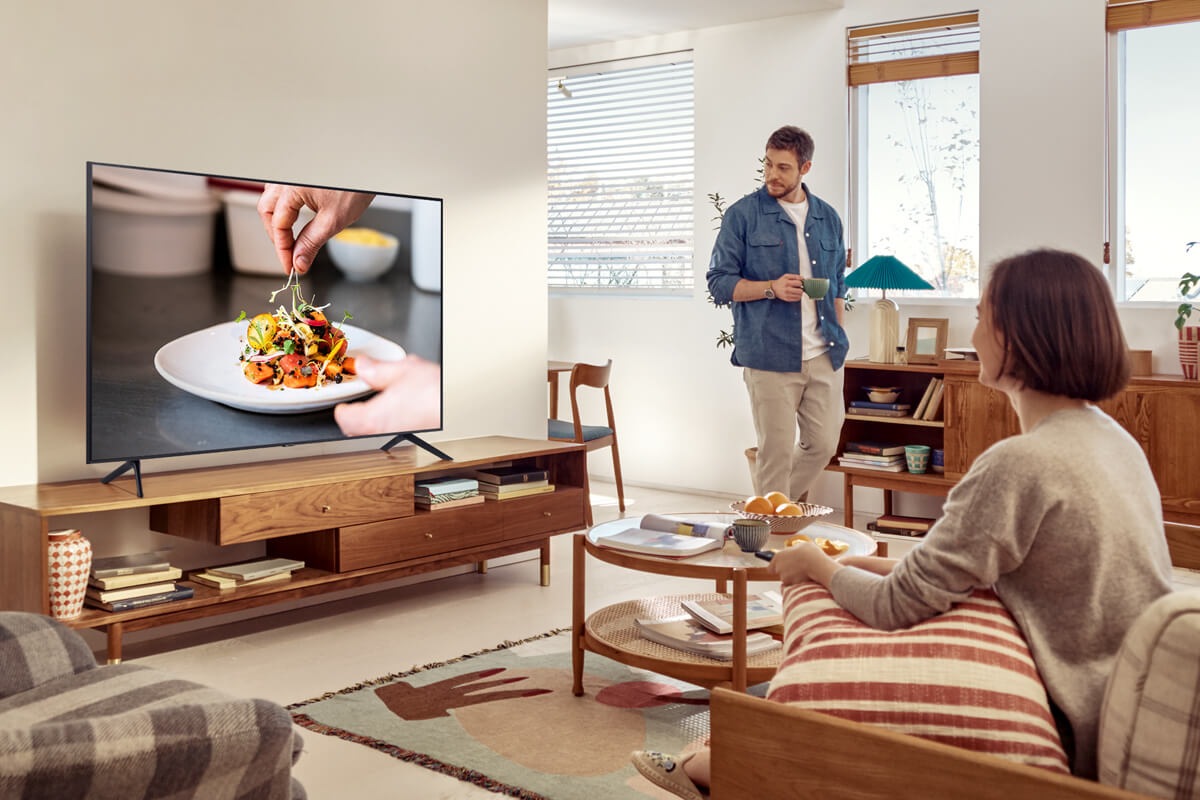 Samsung UHD AU7000 muestra una imagen con PurColor en la sala.