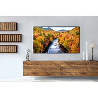 Samsung UHD AU7000 montado en la pared mostrando una imagen con PurColor.