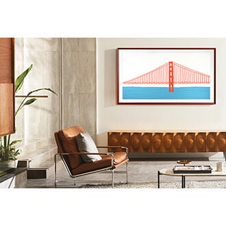 The Frame TV con marco Customizable Frame, en Beveled Style color ladrillo rojo, montado en la pared de una sala.