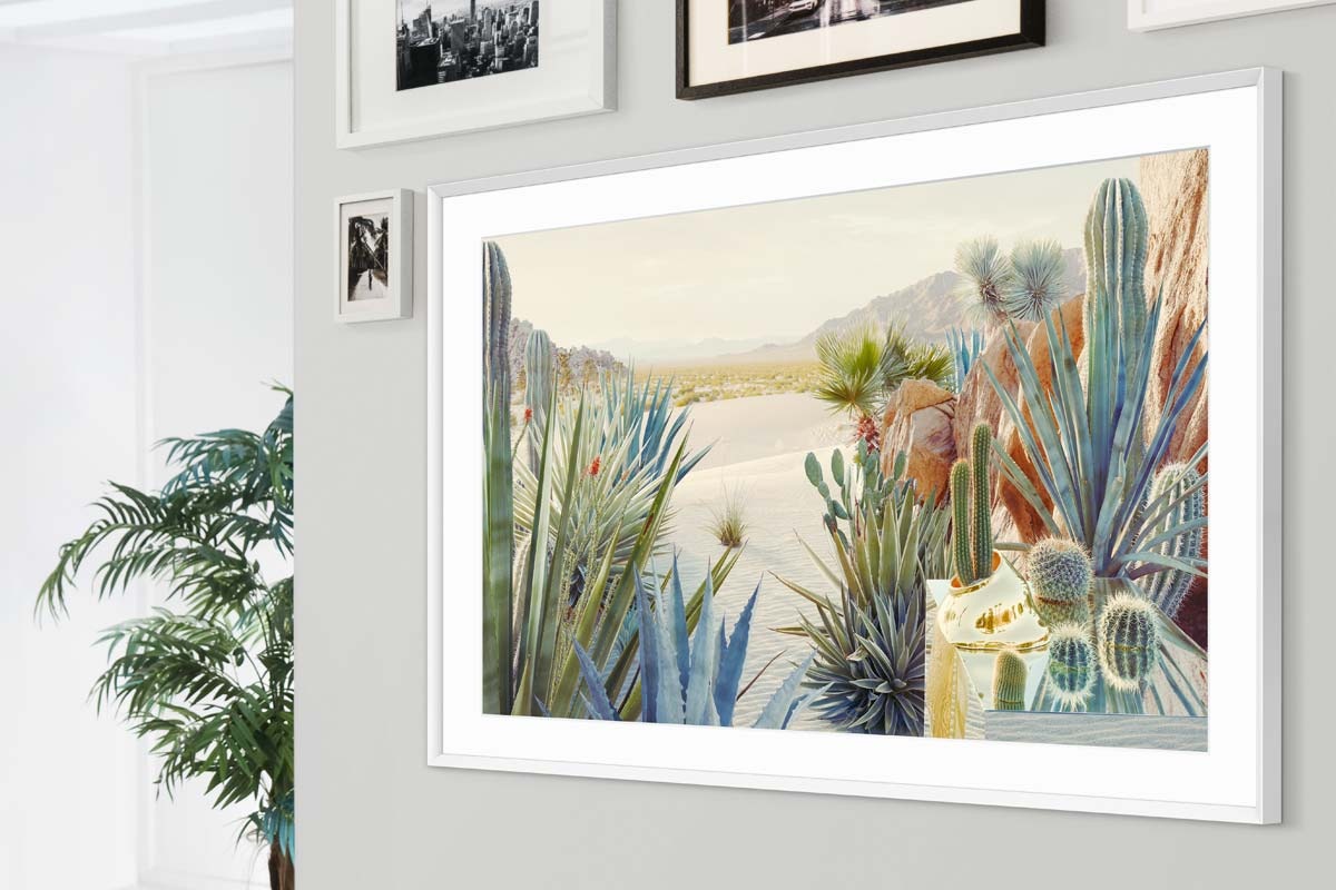 The Frame TV con marco Beveled blanco montado en la pared.