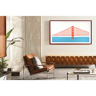 The Frame TV con marco Customizable Frame, en Beveled Style color ladrillo rojo, montado en la pared de una sala.