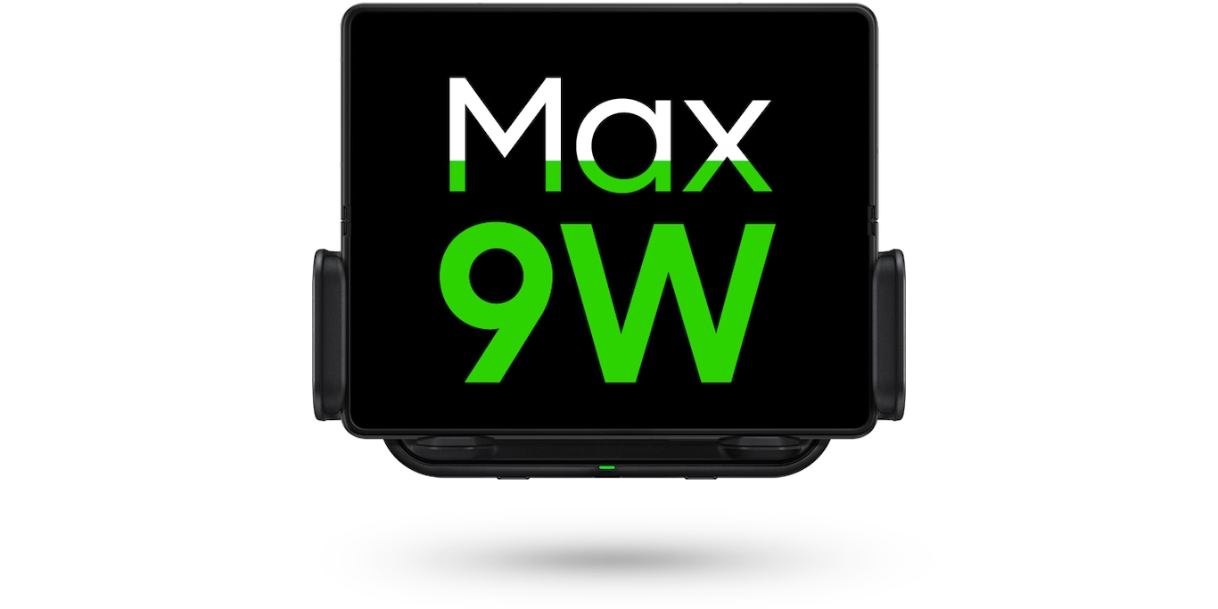 الكلمات MAX 9W باللون الأخضر موجودة على الشاشة ويتم تثبيت الجهاز على شاحن السيارة اللاسلكي. في الجزء السفلي من الشاحن ، يشير الضوء الأخضر إلى حالة الشحن.