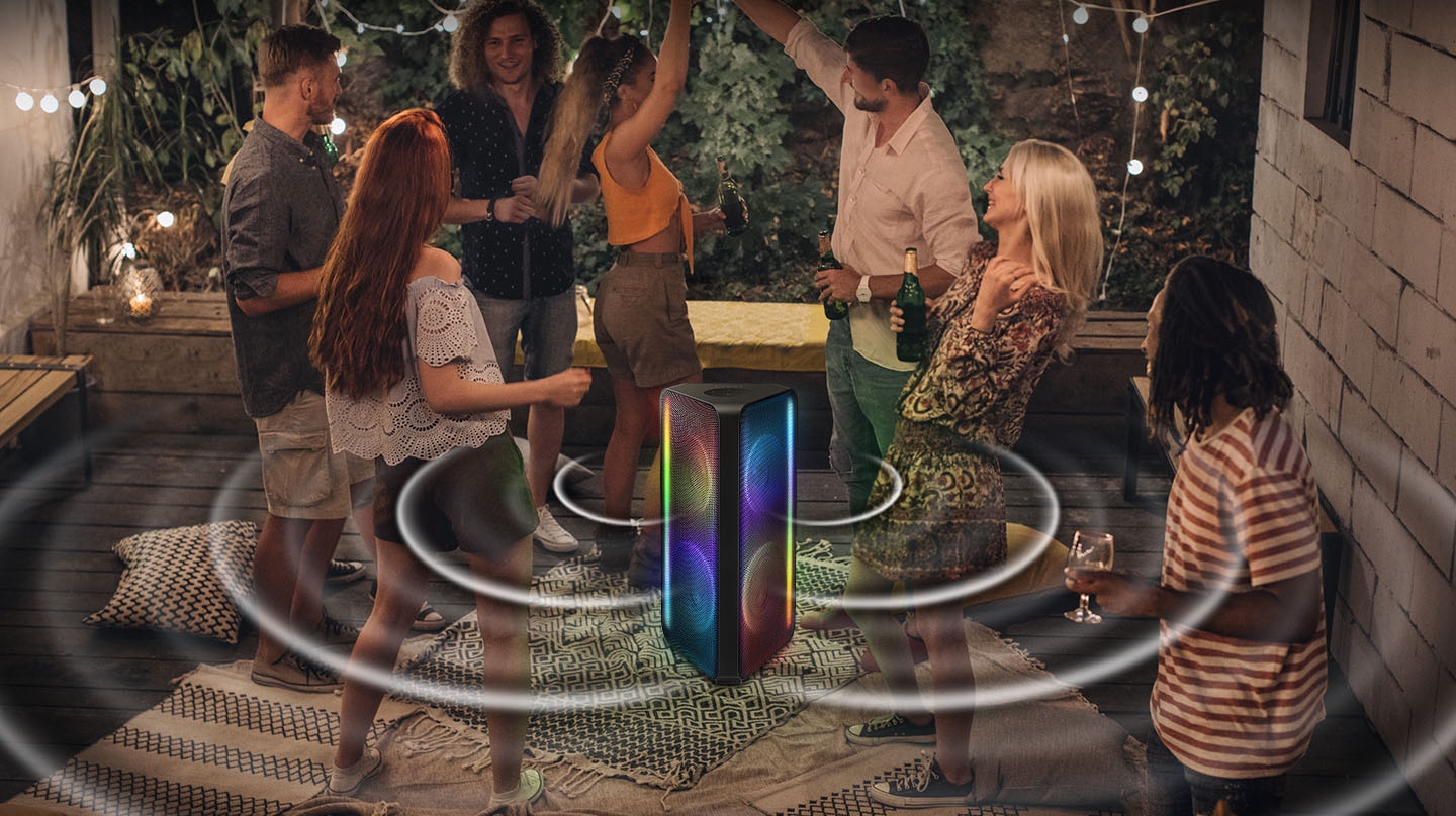 7 people are at an outdoor area having a party with a Sound Tower in the middle, which is sending out sound bi-directionally.