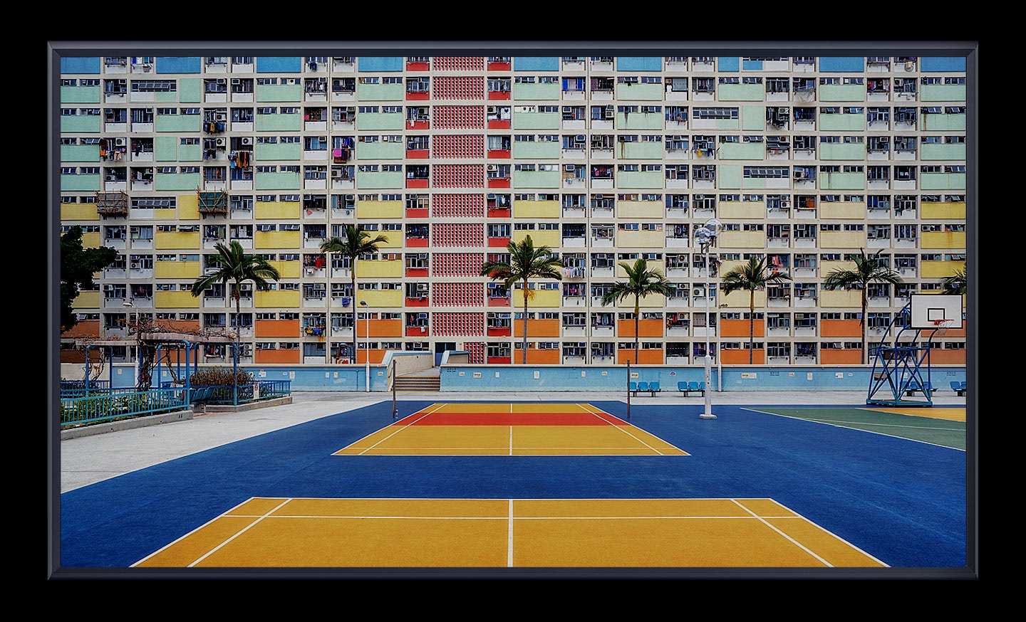 The Sero TV 2022 is displaying a very colorful and clear tennis court with some trees and an apartment in the background. The display is in horizontal mode.