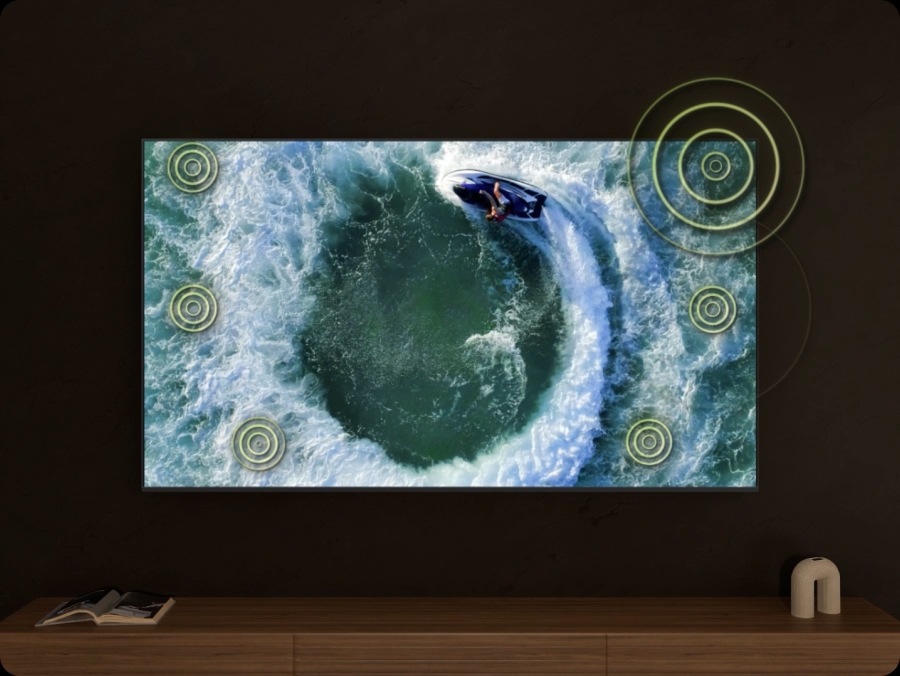 A boat is making a circular motion on the water. Object Tracking Sound+ technology is tracking the action of the boat as it moves.