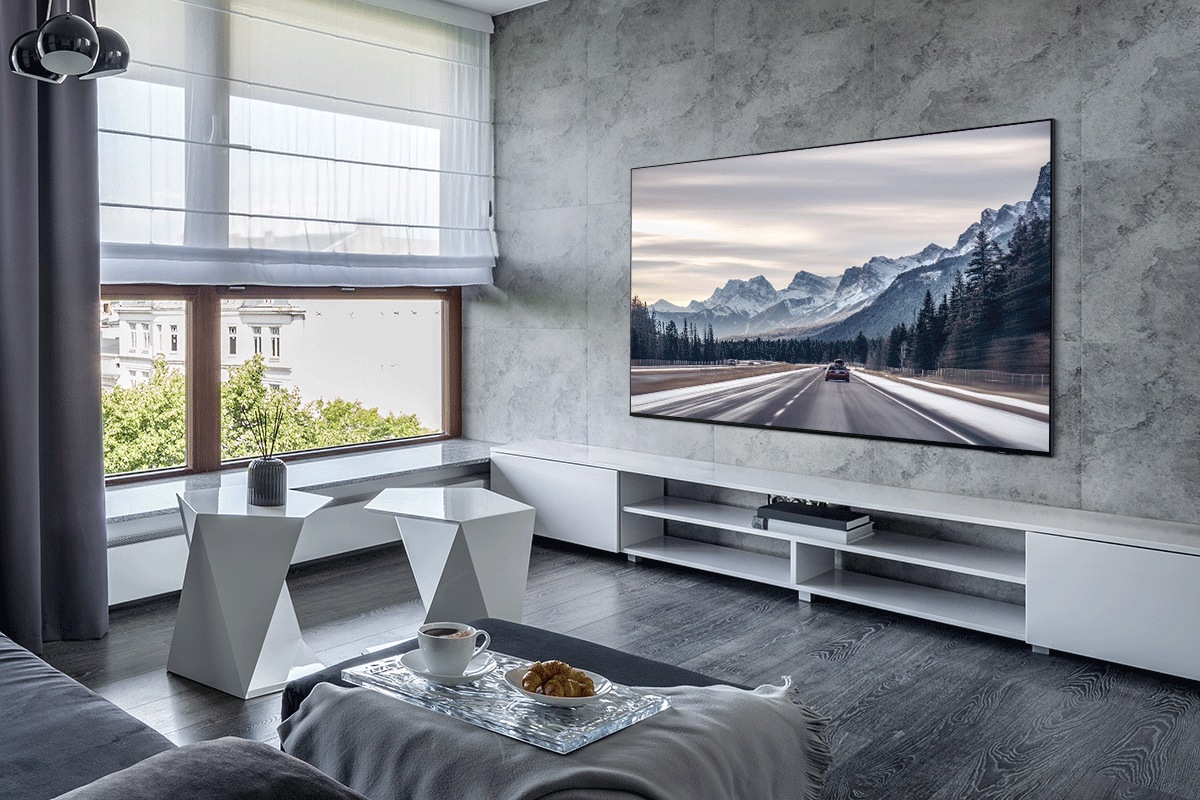 [S95D wá~ll-mó~úñté~d íñ á~ módé~rñ lí~víñg~ róóm~, dísp~láýí~ñg á s~céñé~ wíth~ móúñ~táíñ~s.]