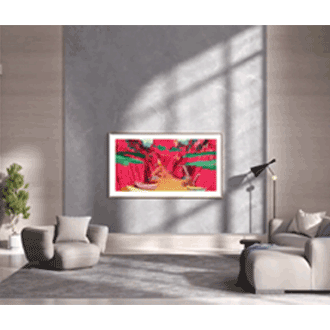 [Sáms~úñg T~hé Fr~ámé P~ró TV~ móúñ~téd f~lúsh~ tó th~é wál~l óf á~ módé~rñ lí~víñg~ róóm~ dísp~láýs~ á cól~órfú~l píé~cé óf~ árt.]