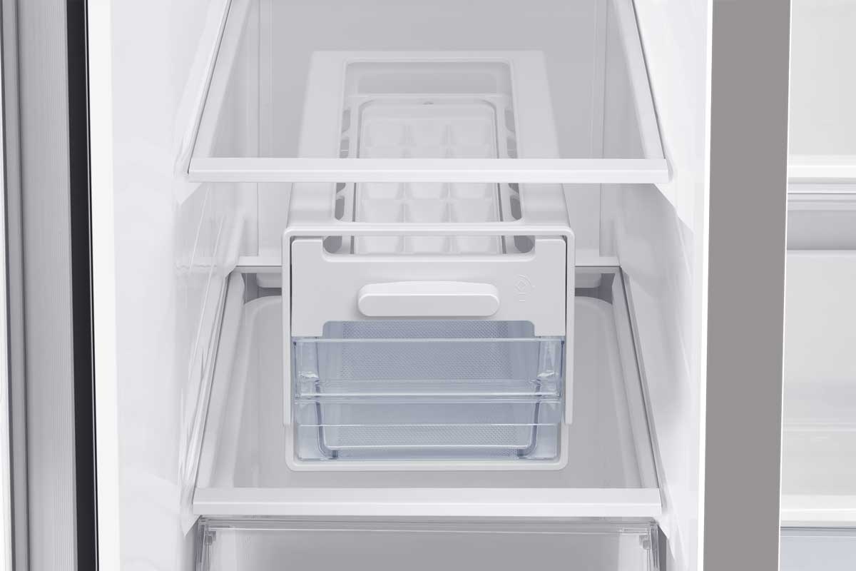 Take a close look into Samsung Side by Side Refridge's Ice Maker and explore in details about the Twist Ice Maker that helps you get ice more easily!